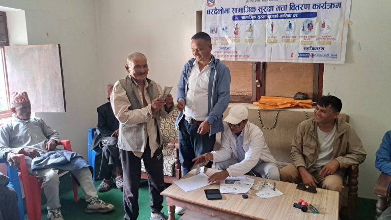 घरघरमा पुगेर भत्ता बाँड्दै रास्कोट